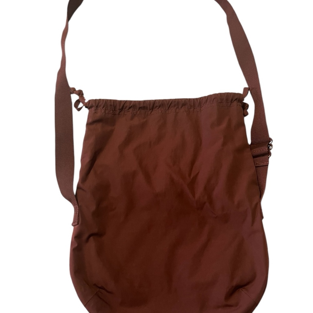 Used UNIQLO Drawstring shoulder bag (small) wine color perfect contains.